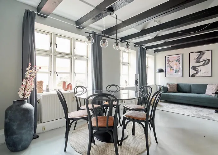 Unique 2 Bedroom Duplex W Exposed Beams In Cph City
